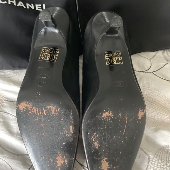 Chanel vintage black suede heels with Chanel dust bags - Picture 4 of 13
